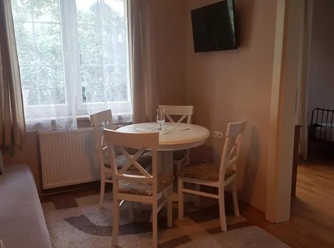 Dworek Pod Roza Rum i privatbostad *